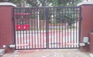 北京溫哥華森林平開(kāi)門(mén)機(jī)案例 - 中出網(wǎng)-智能出入口與停車(chē)充電門(mén)戶(hù)