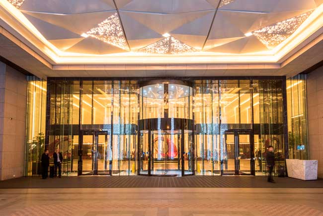 上海寶華萬(wàn)豪酒店旋轉(zhuǎn)門(mén)案例 - 中出網(wǎng)-智能出入口與停車充電門(mén)戶