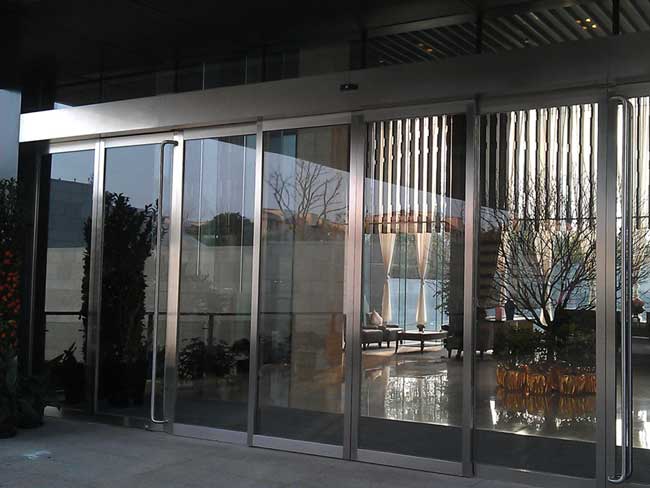 綠地會(huì)議中心感應(yīng)門案例 - 中出網(wǎng)-智能出入口與停車充電門戶