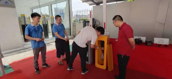 晶源門(mén)控硬件總工程師李坤代表研發(fā)部向測(cè)評(píng)見(jiàn)證官程子勛秘書(shū)長(zhǎng)逐一講解