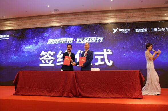 朗原集團總經理龍海勇先生和中國建筑裝飾協會副會長、深圳盤石室內設計有限公司創(chuàng)始人吳文粒先生簽訂合作協議