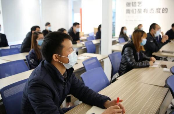 同事們認(rèn)真學(xué)習(xí)