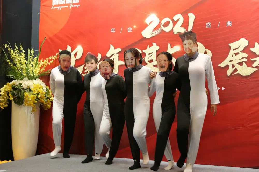 聯(lián)歡晚會，各展芳華