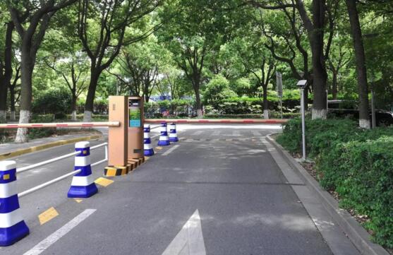 藍(lán)卡科技AI云無(wú)人化停車場(chǎng)