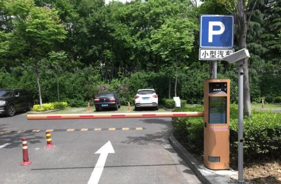 藍(lán)卡科技AI云無(wú)人化停車場(chǎng)
