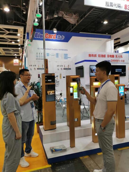 藍(lán)卡展臺(tái)不僅備受領(lǐng)導(dǎo)和觀眾注目，更吸引了各路記者