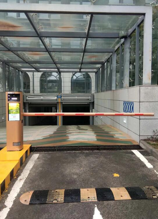 藍(lán)卡LCD高速車牌識(shí)別道閘一體機(jī)