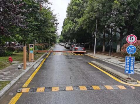 三伏天，藍(lán)卡LCD高速車牌識(shí)別道閘掃碼付一體機(jī)實(shí)現(xiàn)停車管理既省心又省力