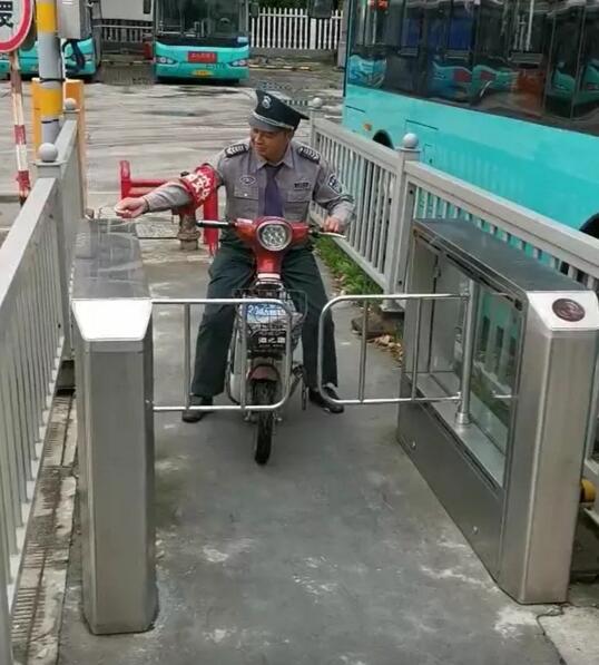 德亞工業(yè)級人行通道閘 滿足不同環(huán)境領(lǐng)域的出入口管理要求