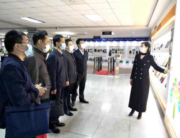 狄耐克董事會秘書林麗梅向工信部聯(lián)絡(luò)組成員詳細(xì)介紹狄耐克企業(yè)發(fā)展情況及馳援情況