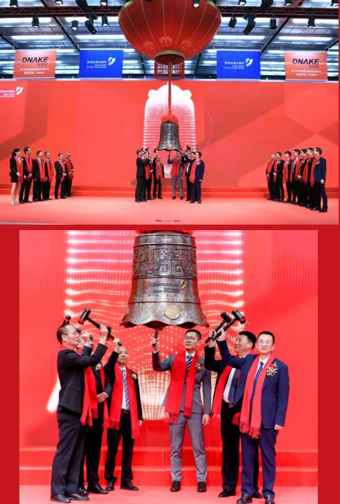 現(xiàn)場(chǎng)敲鐘儀式