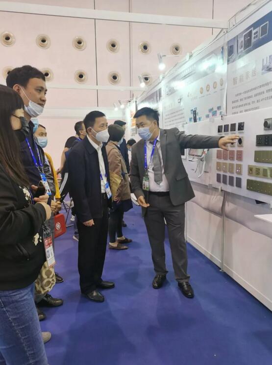 廈門市商務(wù)局副局長陳躍進(jìn)蒞臨狄耐克展區(qū)觀展和體驗