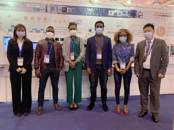 來自烏干達(dá)的朋友蒞臨狄耐克展區(qū)觀展和體驗