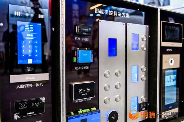 在大會(huì)的創(chuàng)新成果展中，狄耐克亮相的產(chǎn)品除智能家居系列產(chǎn)品外，還有樓宇對(duì)講、智能梯控等智慧社區(qū)組成產(chǎn)品