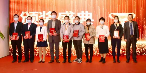 狄耐克董事長、總經(jīng)理繆國棟先生為公司優(yōu)秀團隊頒獎