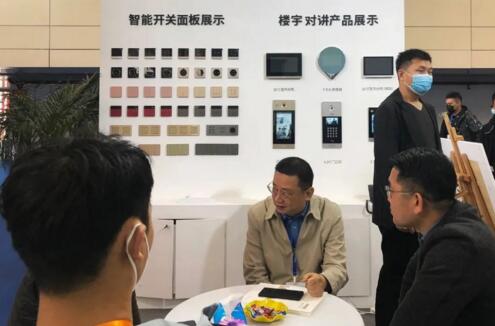 展會現(xiàn)場｜狄耐克營銷總監(jiān)趙宏為客戶講解公司產(chǎn)品