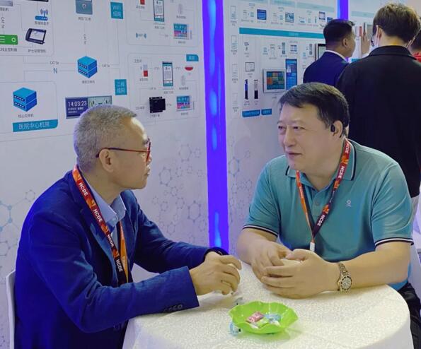 狄耐克副總經(jīng)理侯宏強(qiáng)與客戶(hù)洽談中