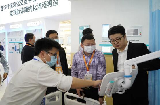 狄耐克物聯(lián)智慧銷(xiāo)售總監(jiān)繆超帶領(lǐng)客戶(hù)體驗(yàn)公司智能床旁交互系統(tǒng)