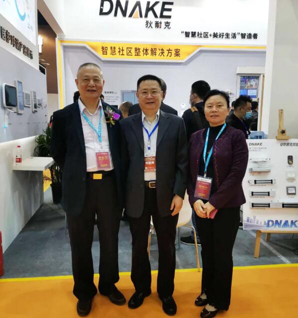 狄耐克營(yíng)銷(xiāo)總監(jiān)趙宏（中）熱情接待福建省安防協(xié)會(huì)相關(guān)領(lǐng)導(dǎo)