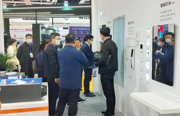 眾多觀(guān)展朋友紛紛駐足體驗(yàn)智慧生活場(chǎng)景