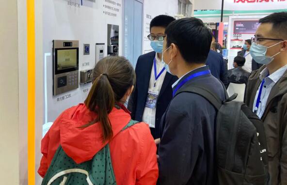 眾多觀(guān)展朋友紛紛駐足體驗(yàn)智慧生活場(chǎng)景