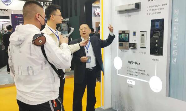 狄耐克營(yíng)銷(xiāo)總監(jiān)趙宏帶領(lǐng)媒體參觀(guān)公司樓宇對(duì)講、智能家居等產(chǎn)品