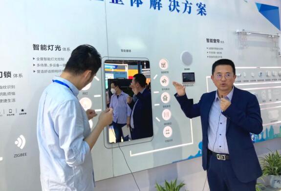 繆總帶領媒體參觀和體驗了狄耐克智慧社區(qū)整體解決方案展區(qū)