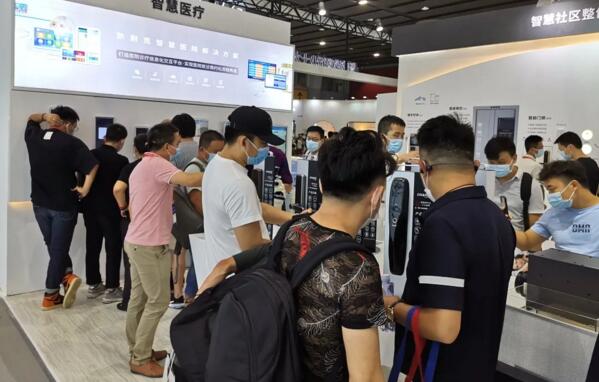 展會(huì)期間，狄耐克展區(qū)觀眾如織