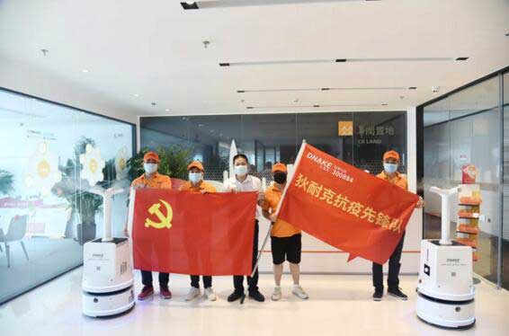 狄耐克黨支部副書記、副總經(jīng)理黃發(fā)揚(yáng)（左三）出席捐贈儀式