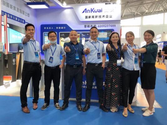 現(xiàn)場工作人員合影