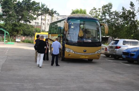 早上7點(diǎn)30，全體成員集合出發(fā)！