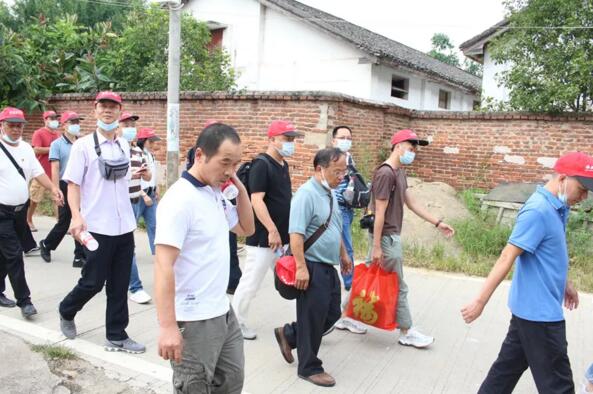 經(jīng)過了4個(gè)多小時(shí)的車程，順利到達(dá)目的地――始興縣