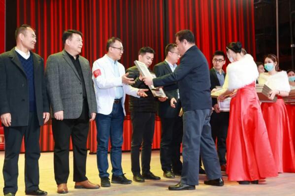 操經(jīng)理代表安快上臺領(lǐng)獎