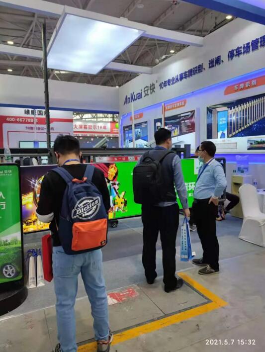 安快現(xiàn)場展出D209大型燈箱廣告道閘