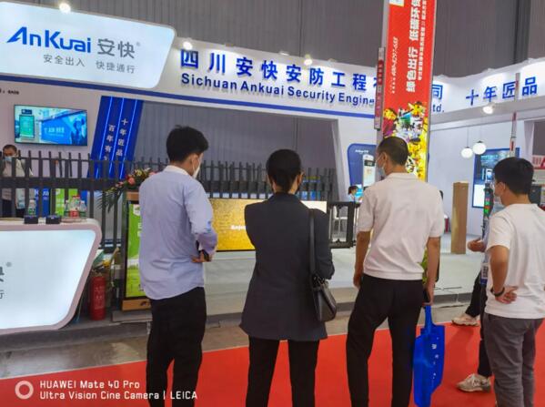 D209大型燈箱廣告道閘以無(wú)邊燈箱廣告工藝驚艷全場(chǎng)，備受矚目