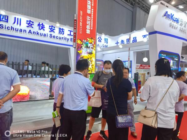 D206LED廣告道閘前人潮絡(luò)繹不絕，戶(hù)外高清LED，出彩性能