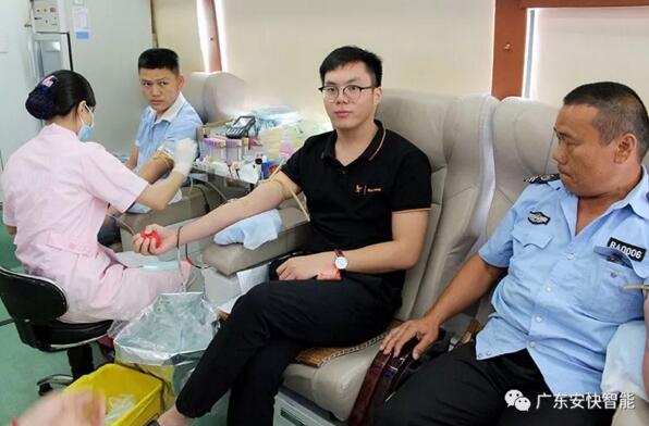 安快人捋袖獻血“愛的奉獻” 情意濃濃！