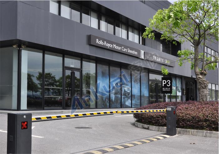 勞斯萊斯汽車(chē)（深圳）道閘案例 - 中出網(wǎng)-智能出入口與停車(chē)充電門(mén)戶(hù)