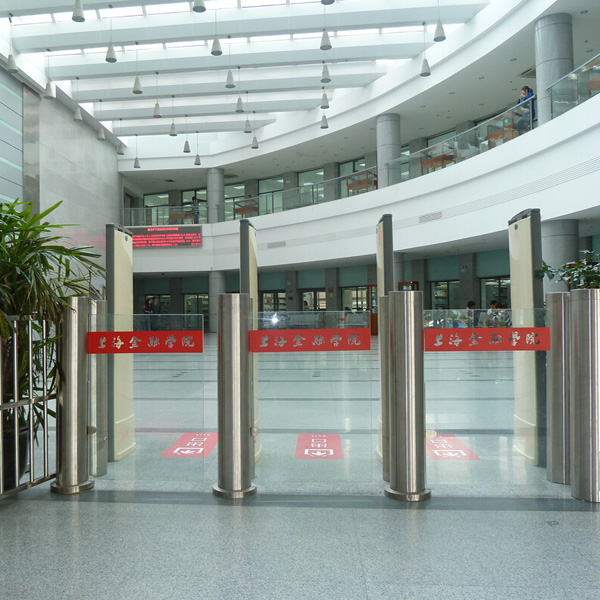 上海金融學院通道閘案例 - 中出網(wǎng)-智能出入口與停車充電門戶