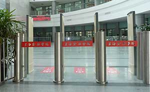 上海金融學(xué)院通道閘案例 - 中出網(wǎng)-智能出入口與停車充電門戶