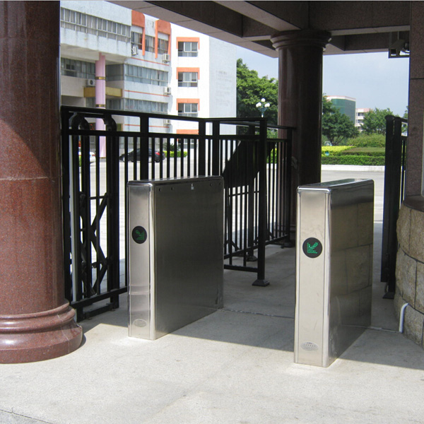 深圳光明高級中學通道閘案例 - 中出網(wǎng)-智能出入口與停車充電門戶