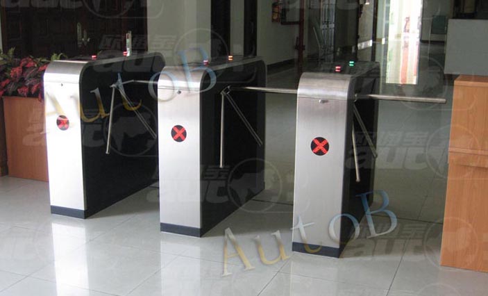 廣東培正學(xué)院通道閘案例 - 中出網(wǎng)-智能出入口與停車充電門戶