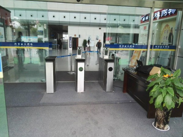 濟寧機場項目人行通道翼閘案例 - 中出網(wǎng)-智能出入口與停車充電門戶