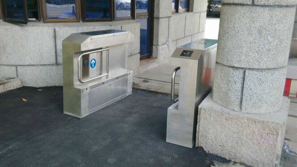 浙江溫州特警隊(duì)擺閘案例 - 中出網(wǎng)-智能出入口與停車充電門戶