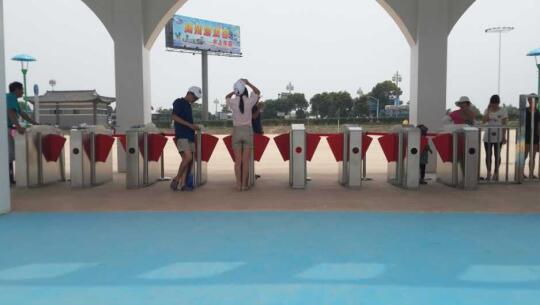 揚(yáng)州海浪谷水上樂園通道閘案例 - 中出網(wǎng)-智能出入口與停車充電門戶