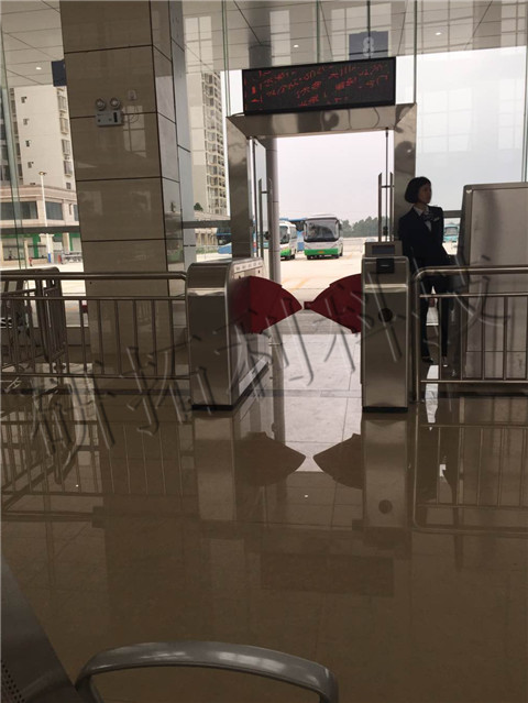 茂名高州客運(yùn)站通道閘案例 - 中出網(wǎng)-智能出入口與停車充電門戶