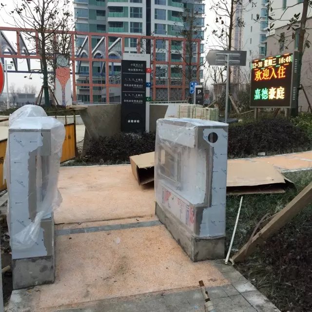 上海嘉德豪庭通道閘案例 - 中出網(wǎng)-智能出入口與停車充電門戶