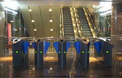 成都廣電中心大廈通道閘案例