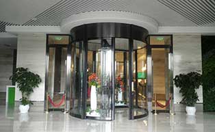 成都金域酒店旋轉(zhuǎn)門工程案例 - 中出網(wǎng)-智能出入口與停車充電門戶