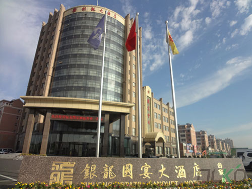 遼寧盤錦銀龍大酒店旋轉(zhuǎn)門案例 - 中出網(wǎng)-智能出入口與停車充電門戶